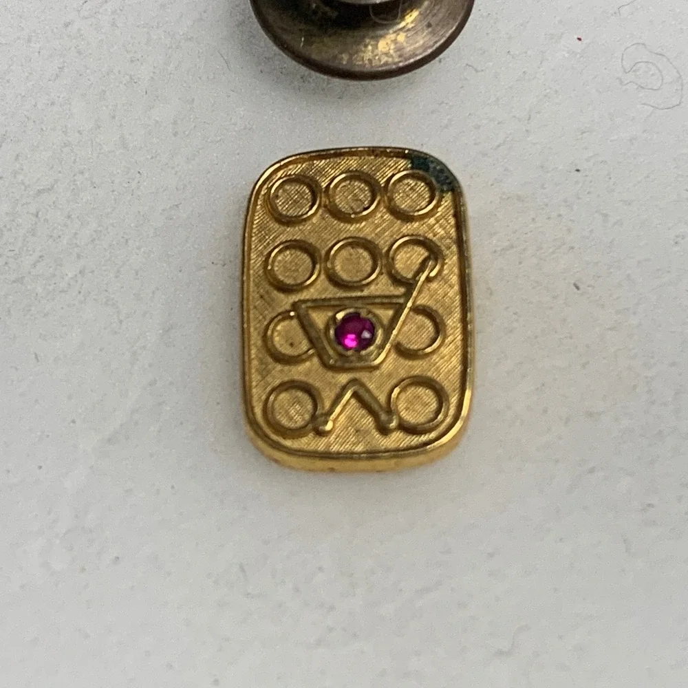 Vintage Gold Tone Rectangular Lapel Pin Red Rhinestone Geometric Design 4485